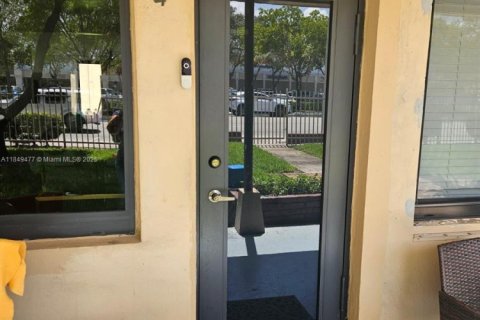 Condo in Hialeah, Florida, 2 bedrooms  № 1852192 - photo 1
