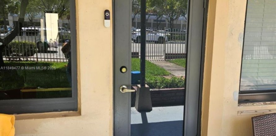 Condo in Hialeah, Florida, 2 bedrooms  № 1852192