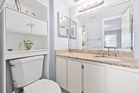 Condo in West Palm Beach, Florida, 2 bedrooms № 2082558 - photo 14