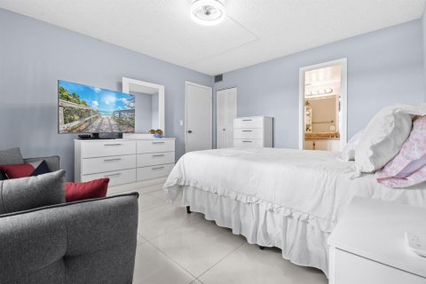 Condo in West Palm Beach, Florida, 2 bedrooms № 2082558 - photo 8