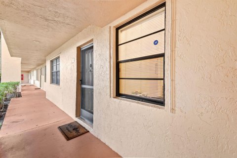 Condo in West Palm Beach, Florida, 2 bedrooms № 2082558 - photo 20