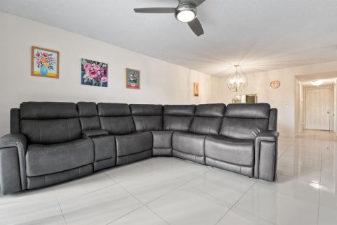 Condo in West Palm Beach, Florida, 2 bedrooms № 2082558 - photo 4