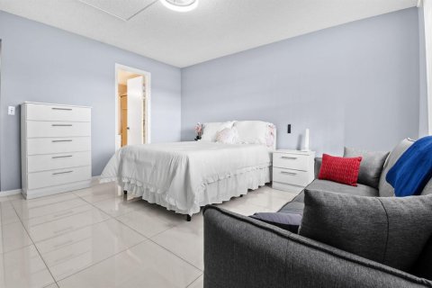 Condo in West Palm Beach, Florida, 2 bedrooms № 2082558 - photo 7