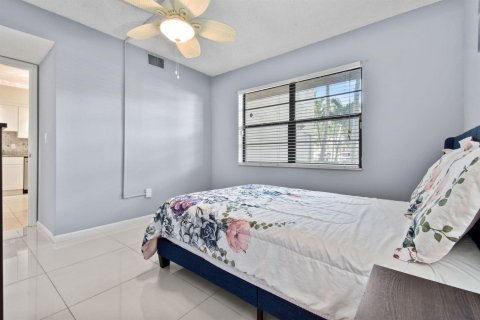 Condo in West Palm Beach, Florida, 2 bedrooms № 2082558 - photo 13
