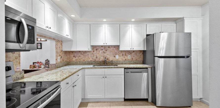 Condo in West Palm Beach, Florida, 2 bedrooms № 2082558