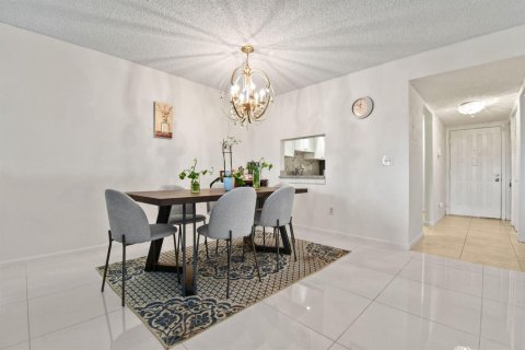Condo in West Palm Beach, Florida, 2 bedrooms № 2082558 - photo 5