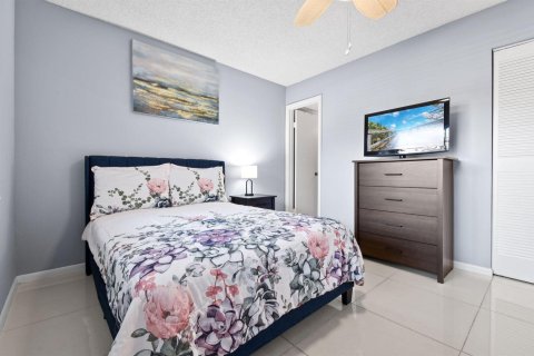 Condo in West Palm Beach, Florida, 2 bedrooms № 2082558 - photo 11