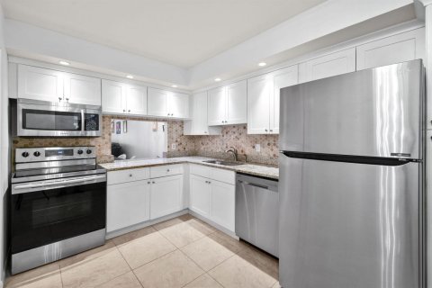 Condo in West Palm Beach, Florida, 2 bedrooms № 2082558 - photo 2