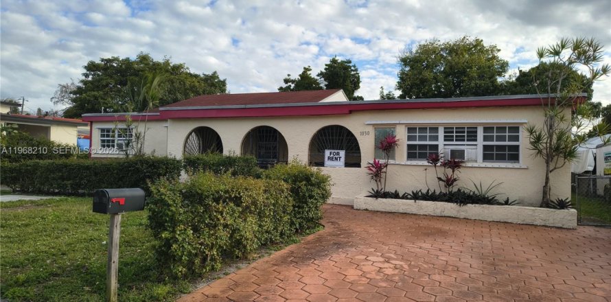 House in Miami, Florida 2 bedrooms, 230.49 sq.m. № 2031749