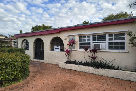 House in Miami, Florida 2 bedrooms, 230.49 sq.m. № 2031749 - photo 2