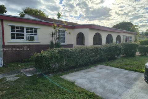 House in Miami, Florida 2 bedrooms, 230.49 sq.m. № 2031749 - photo 3