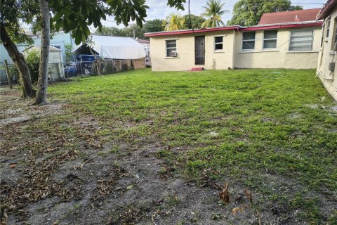House in Miami, Florida 2 bedrooms, 230.49 sq.m. № 2031749 - photo 4