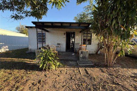 House in Opa-locka, Florida 2 bedrooms, 55.18 sq.m. № 1972747 - photo 1