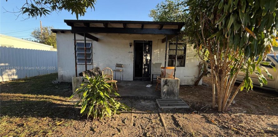 House in Opa-locka, Florida 2 bedrooms, 55.18 sq.m. № 1972747