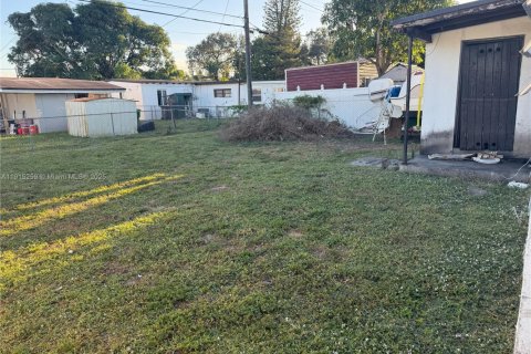 House in Opa-locka, Florida 2 bedrooms, 55.18 sq.m. № 1972747 - photo 2