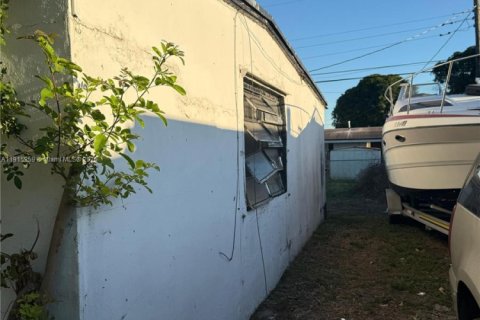 House in Opa-locka, Florida 2 bedrooms, 55.18 sq.m. № 1972747 - photo 3