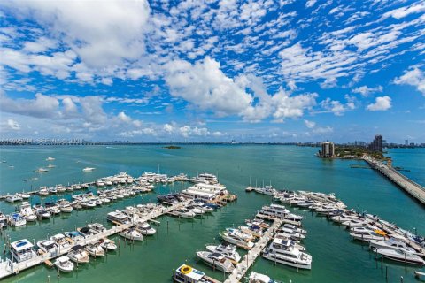 Condominio en venta en Miami, Florida, 1 dormitorio, 82.68 m2 № 2058335 - foto 15