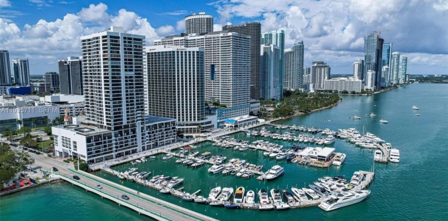 Condominio en Miami, Florida, 1 dormitorio № 2058335