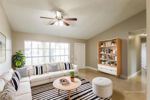 House in Sunrise, Florida 3 bedrooms, 104.79 sq.m. № 2000862 - photo 5