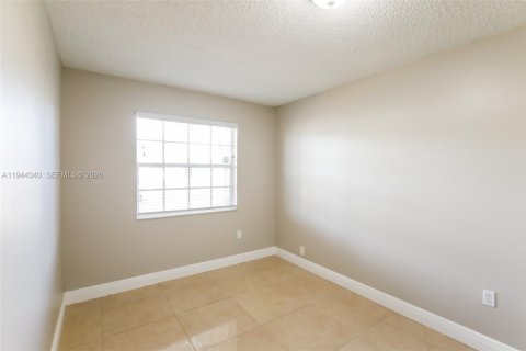 House in Sunrise, Florida 3 bedrooms, 104.79 sq.m. № 2000862 - photo 13