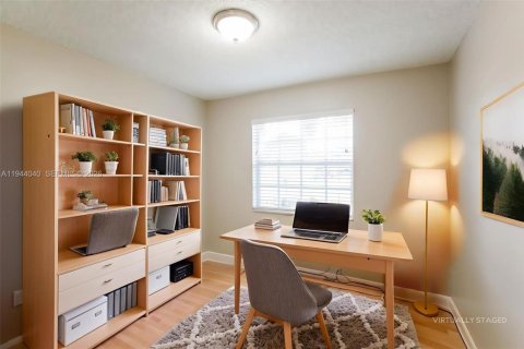 House in Sunrise, Florida 3 bedrooms, 104.79 sq.m. № 2000862 - photo 11