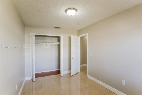 House in Sunrise, Florida 3 bedrooms, 104.79 sq.m. № 2000862 - photo 14