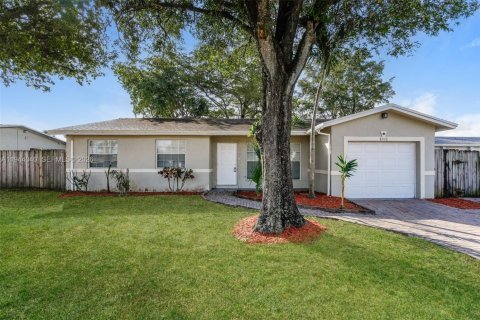 House in Sunrise, Florida 3 bedrooms, 104.79 sq.m. № 2000862