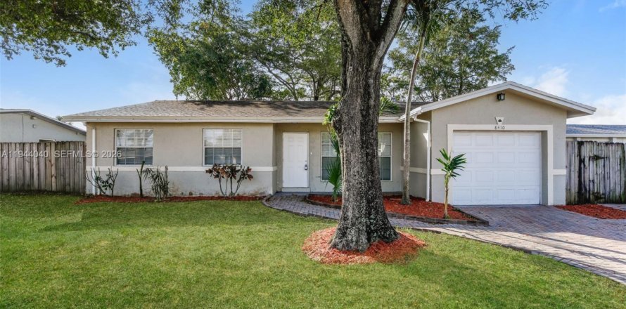 House in Sunrise, Florida 3 bedrooms, 104.79 sq.m. № 2000862