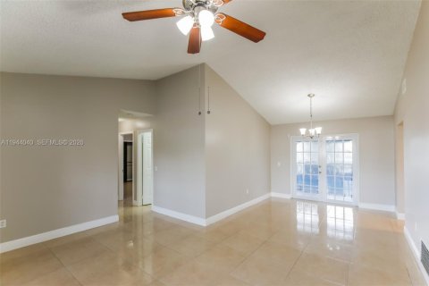 House in Sunrise, Florida 3 bedrooms, 104.79 sq.m. № 2000862 - photo 3