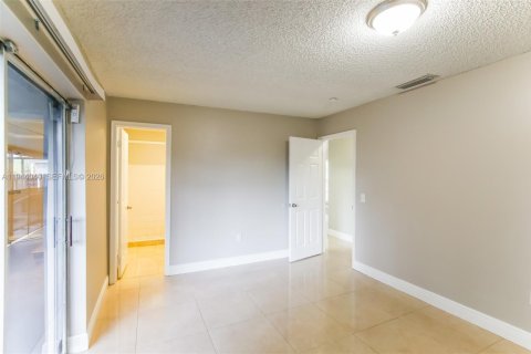 House in Sunrise, Florida 3 bedrooms, 104.79 sq.m. № 2000862 - photo 8