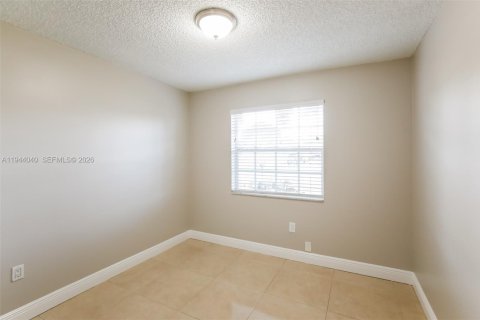 House in Sunrise, Florida 3 bedrooms, 104.79 sq.m. № 2000862 - photo 10