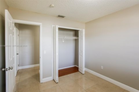 House in Sunrise, Florida 3 bedrooms, 104.79 sq.m. № 2000862 - photo 12