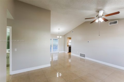 House in Sunrise, Florida 3 bedrooms, 104.79 sq.m. № 2000862 - photo 2