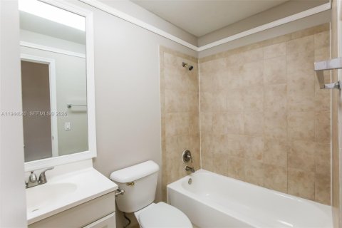 House in Sunrise, Florida 3 bedrooms, 104.79 sq.m. № 2000862 - photo 15