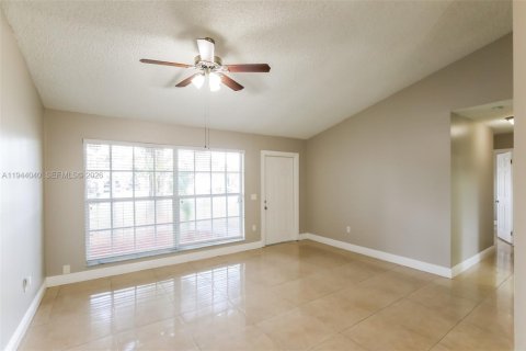 House in Sunrise, Florida 3 bedrooms, 104.79 sq.m. № 2000862 - photo 4