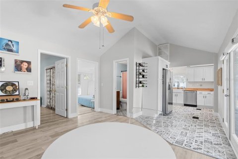 House in Saint Petersburg, Florida 2 bedrooms, 111.85 sq.m. № 1679756 - photo 12