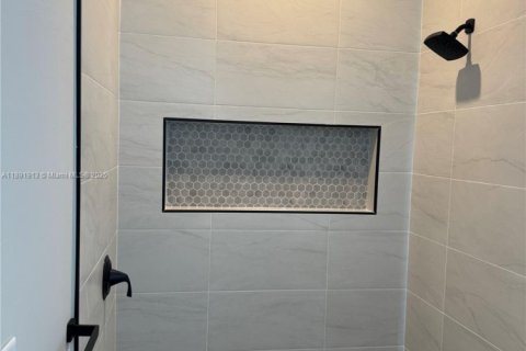 House in Lehigh Acres, Florida 3 bedrooms № 2016261 - photo 6