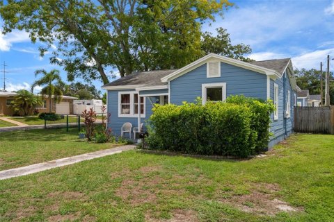 House in Saint Petersburg, Florida 3 bedrooms, 138.24 sq.m. № 2353287 - photo 3