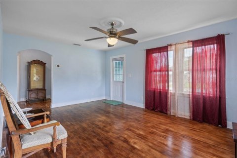 House in Saint Petersburg, Florida 3 bedrooms, 138.24 sq.m. № 2353287 - photo 11