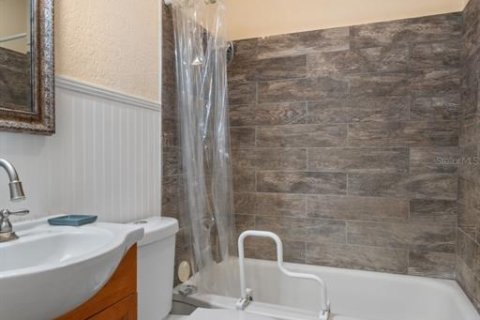House in Saint Petersburg, Florida 3 bedrooms, 138.24 sq.m. № 2353287 - photo 16