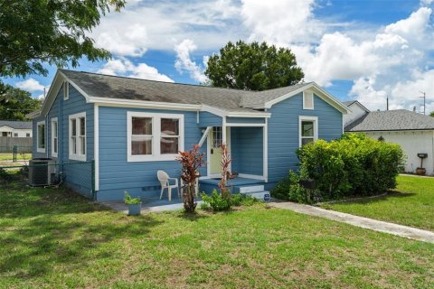 House in Saint Petersburg, Florida 3 bedrooms, 138.24 sq.m. № 2353287 - photo 4