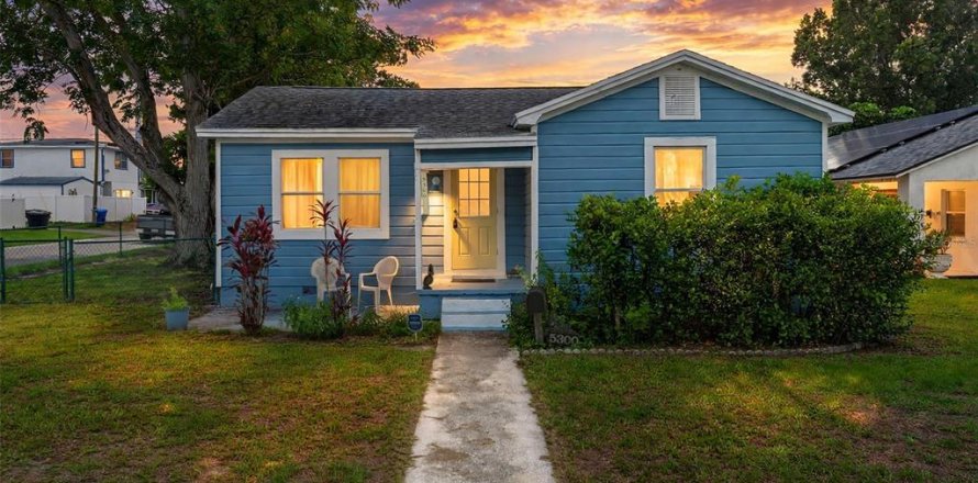 House in Saint Petersburg, Florida 3 bedrooms, 138.24 sq.m. № 2353287