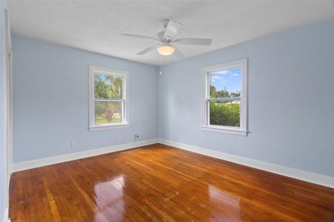 House in Saint Petersburg, Florida 3 bedrooms, 138.24 sq.m. № 2353287 - photo 13