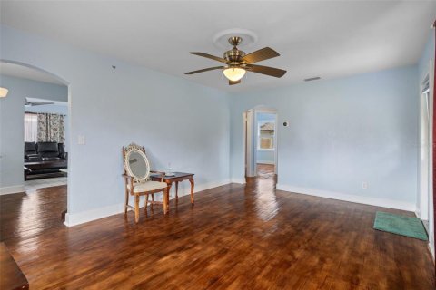 House in Saint Petersburg, Florida 3 bedrooms, 138.24 sq.m. № 2353287 - photo 10