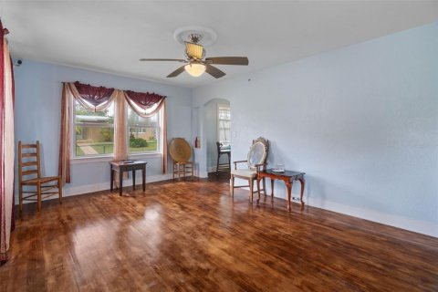 House in Saint Petersburg, Florida 3 bedrooms, 138.24 sq.m. № 2353287 - photo 8
