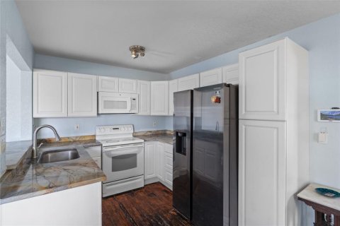 House in Saint Petersburg, Florida 3 bedrooms, 138.24 sq.m. № 2353287 - photo 21