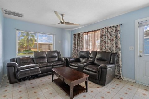 House in Saint Petersburg, Florida 3 bedrooms, 138.24 sq.m. № 2353287 - photo 28