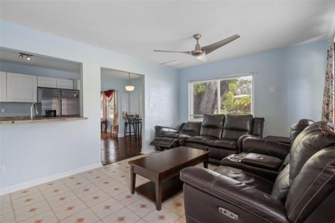 House in Saint Petersburg, Florida 3 bedrooms, 138.24 sq.m. № 2353287 - photo 27