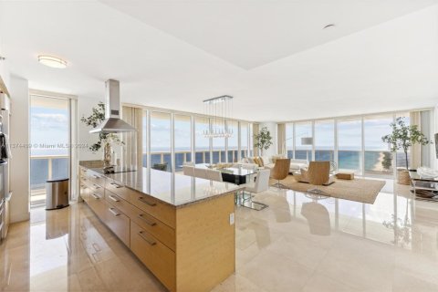 Copropriété à louer à Hallandale Beach, Floride: 3 chambres, 191.84 m2 № 439711 - photo 8