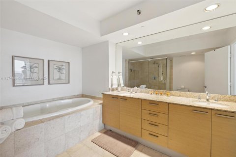 Copropriété à louer à Hallandale Beach, Floride: 3 chambres, 191.84 m2 № 439711 - photo 15